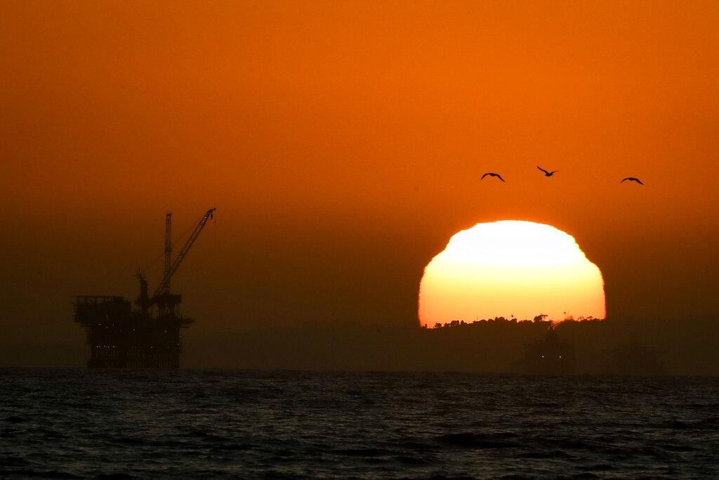 Petróleo tem leve queda com rumores de acordo entre EUA e UE — Cotações do petróleo fecham perto da estabilidade, influenciadas por rumores de um acordo comercial entre EUA e UE.