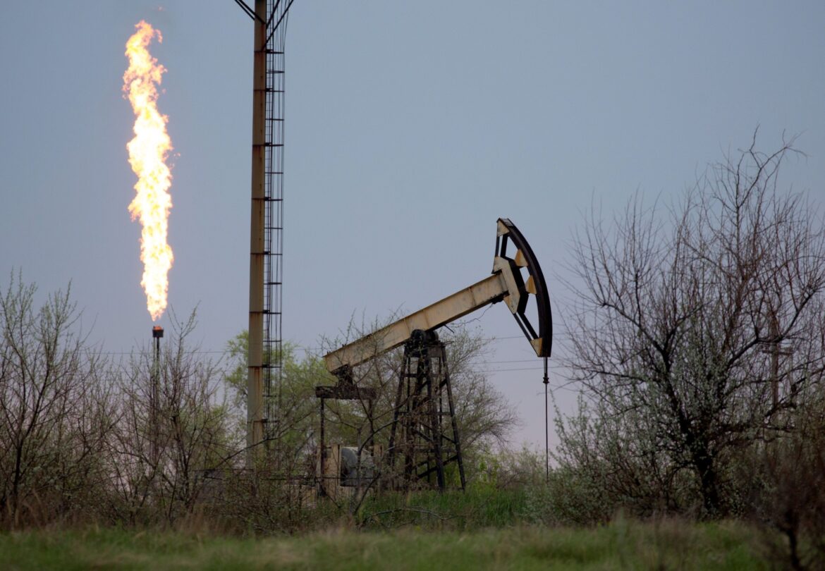 Preço do petróleo recua mesmo com sanções da UE — Petróleo apresenta pequena queda no mercado, mesmo com sanções da UE à Rússia, e investidores atentos às negociações.