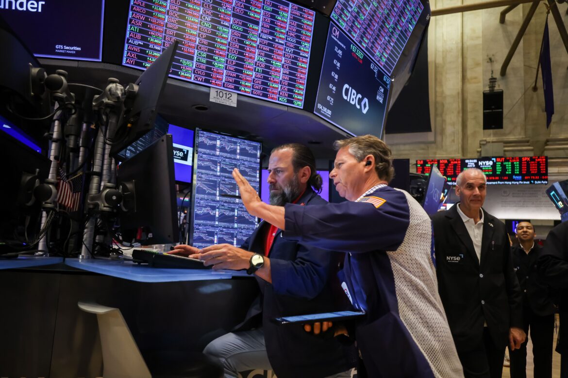 Tarifas de Trump e ata do Fed movimentam mercados globais — Tarifas de Trump e ata do Fed geram impacto nos mercados globais, influenciando decisões de investidores ao redor do mundo.