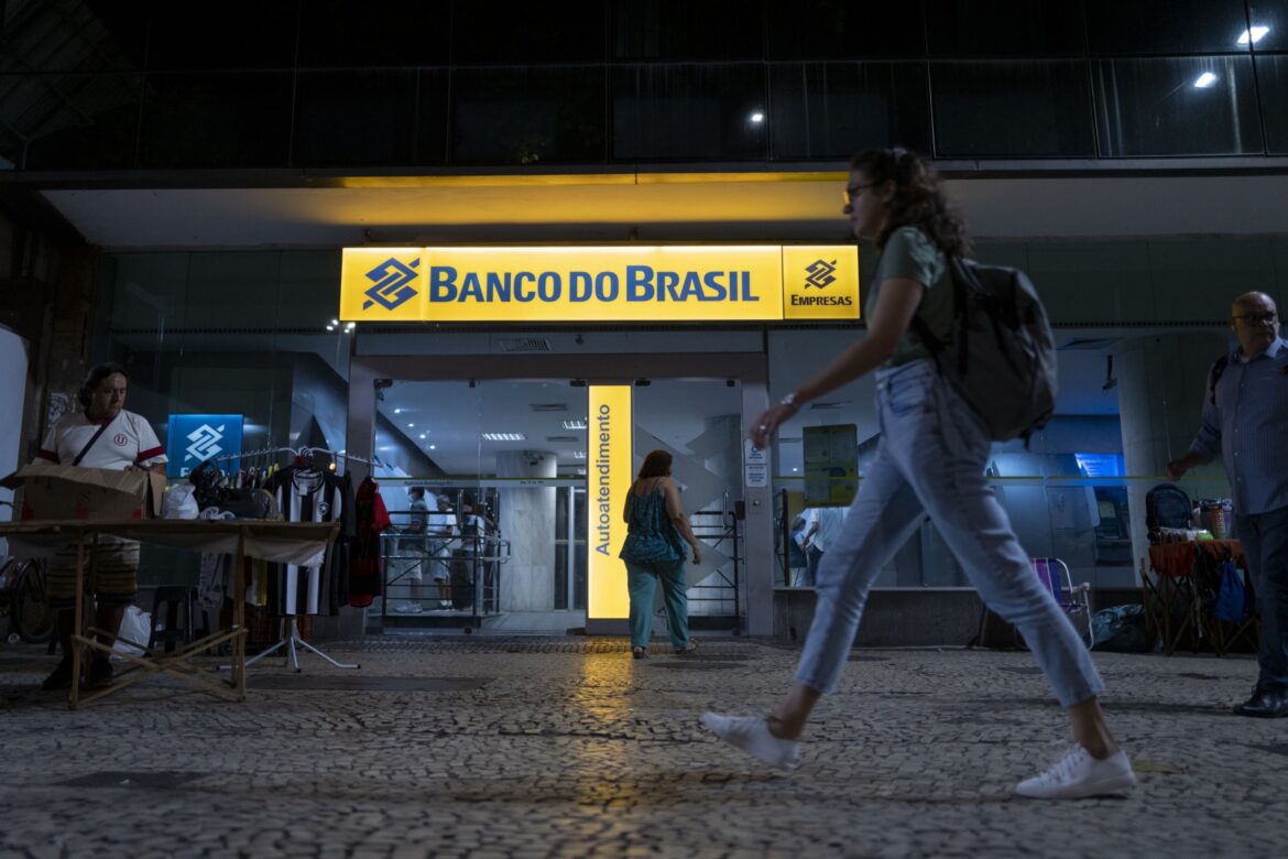 Ações do Banco do Brasil despencam 7% com ameaças de sanções — Ações do Banco do Brasil caem 7% após lucro menor e risco de sanções dos EUA, impactando mercado e investidores.