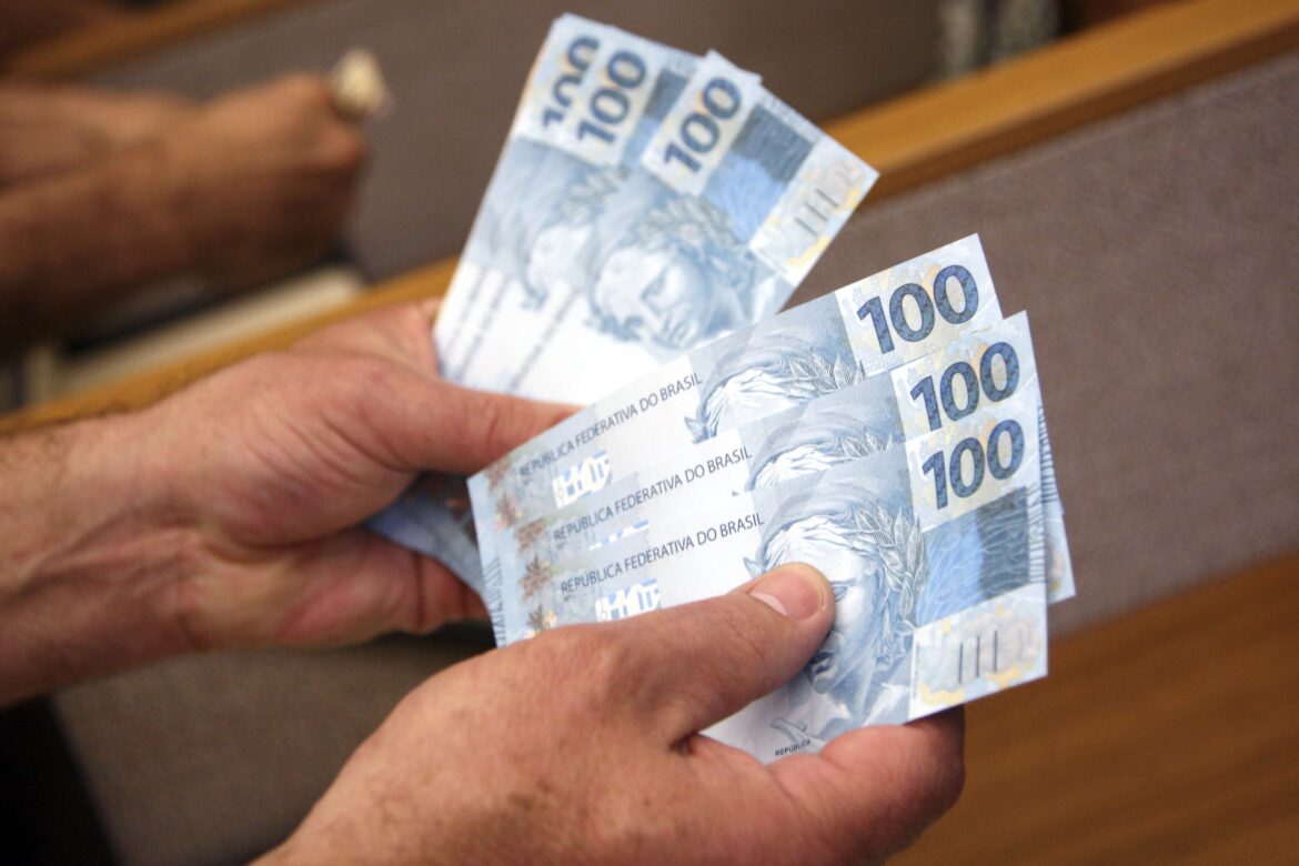 Bancos suspendem crédito consignado CLT para migração — Bancos interrompem crédito consignado CLT por dois meses para migrar contratos à nova plataforma governamental.