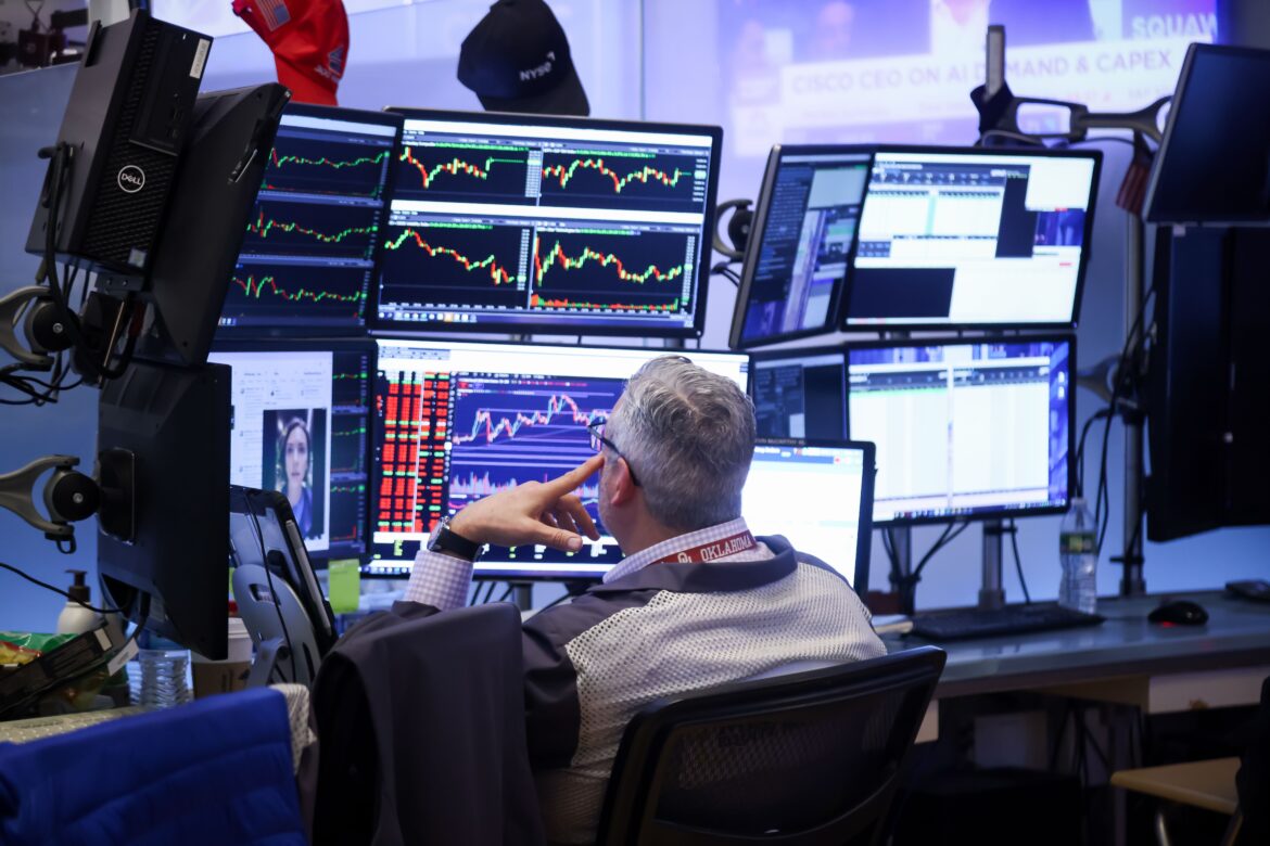 Caged e cortes de juros nos EUA impactam ativos — Caged, cortes de juros nos EUA e negociações de tarifas são fatores decisivos para o movimento dos ativos no mercado.