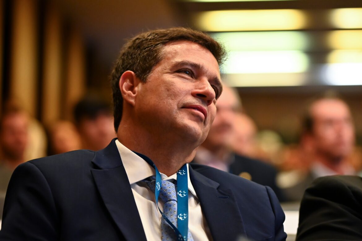 Campos Neto avalia limites para queda de juros no Brasil — Roberto Campos Neto avalia que juros podem cair no curto prazo, mas ressalta entraves fiscais para uma redução estrutural.