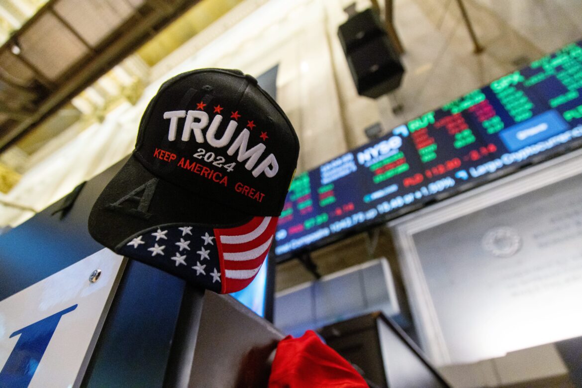 Cenário político e tarifas nos EUA influenciam ativos financeiros — Dados dos EUA, tarifas de Trump e política brasileira impactam ativos financeiros; entenda tendências econômicas atuais.