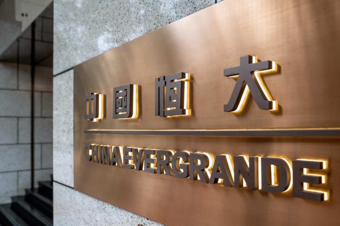 China Evergrande deixa a Bolsa de Hong Kong após falência — Incorporadora falida China Evergrande será retirada da Bolsa de Hong Kong, marcando um marco no colapso financeiro.