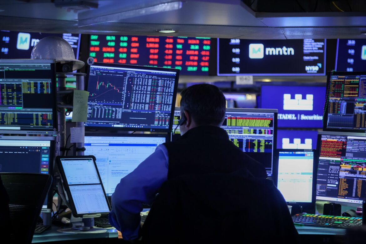 Expectativa de queda de juros nos EUA impacta mercados — Expectativa de queda de juros nos EUA fortalece bolsas globais e enfraquece o dólar, impulsionando mercados financeiros.