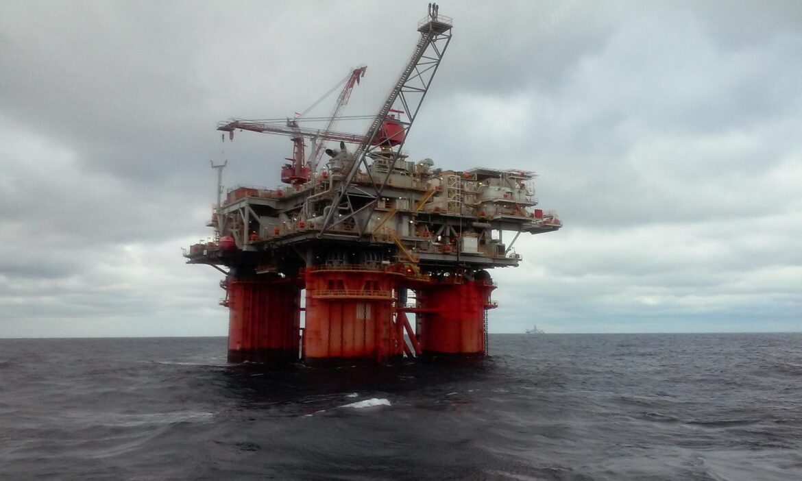 Petróleo fecha semana em queda após diálogo entre Trump e Putin — Preços do petróleo recuam na semana com mercados atentos ao impacto do encontro entre Trump e Putin nas negociações.