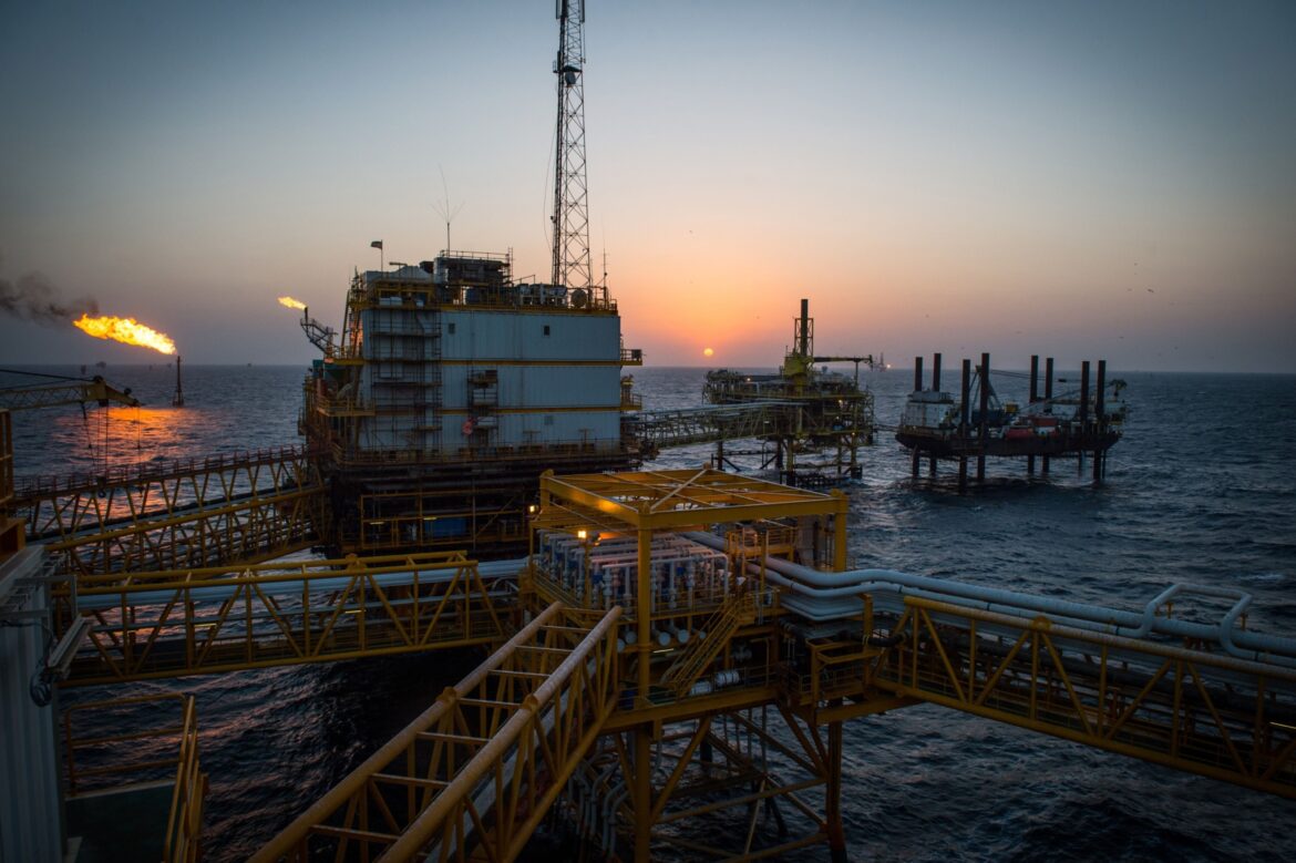 Petróleo recua pressionado por tarifas de Trump — Preços do petróleo caem com impacto do ‘tarifaço’ de Trump e estoque crescente nos EUA, afetando o mercado global.