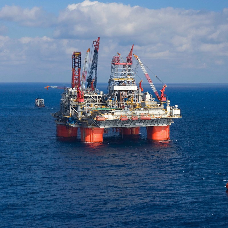 Petróleo sobe com temores de sanções à Rússia — Petróleo dispara com queda de estoques nos EUA e possíveis sanções à Rússia devido ao conflito com a Ucrânia.
