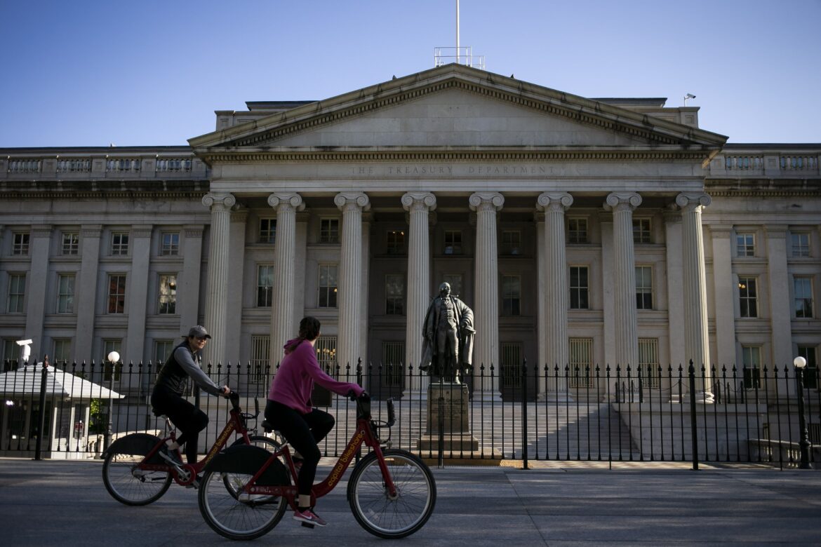 Rendimentos dos Treasuries sobem com correções no mercado — Rendimentos dos Treasuries registram alta após correções, com atenção voltada para dados do setor de serviços nos EUA.