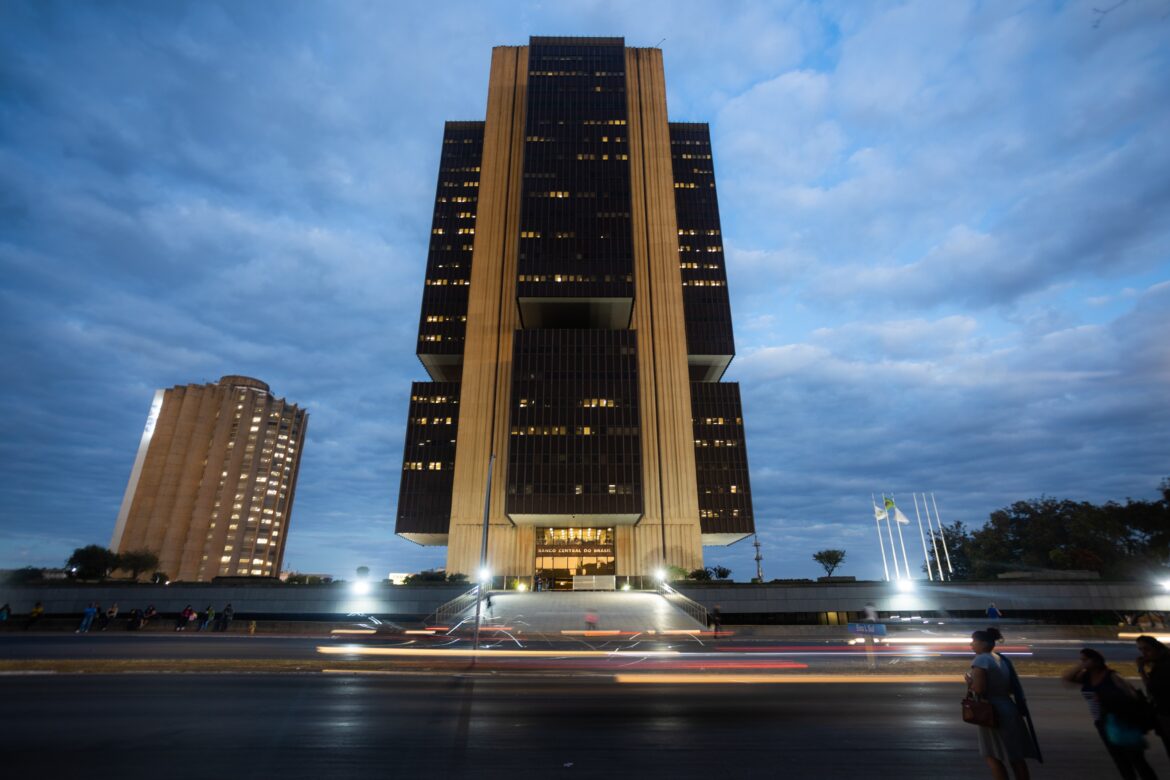 Riscos fiscais lideram preocupações sobre estabilidade financeira no Brasil — Pesquisa do BC aponta riscos fiscais como destaque para estabilidade financeira, superando cenário internacional no Brasil.