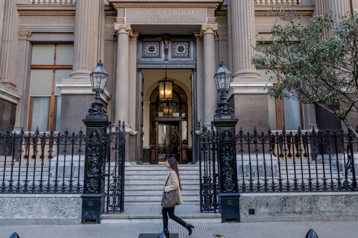 Banco central argentino defende cálculo do limite cambial — Banco central da Argentina explica cálculo do limite cambial e nega violação do acordo com o FMI nesta quarta-feira.