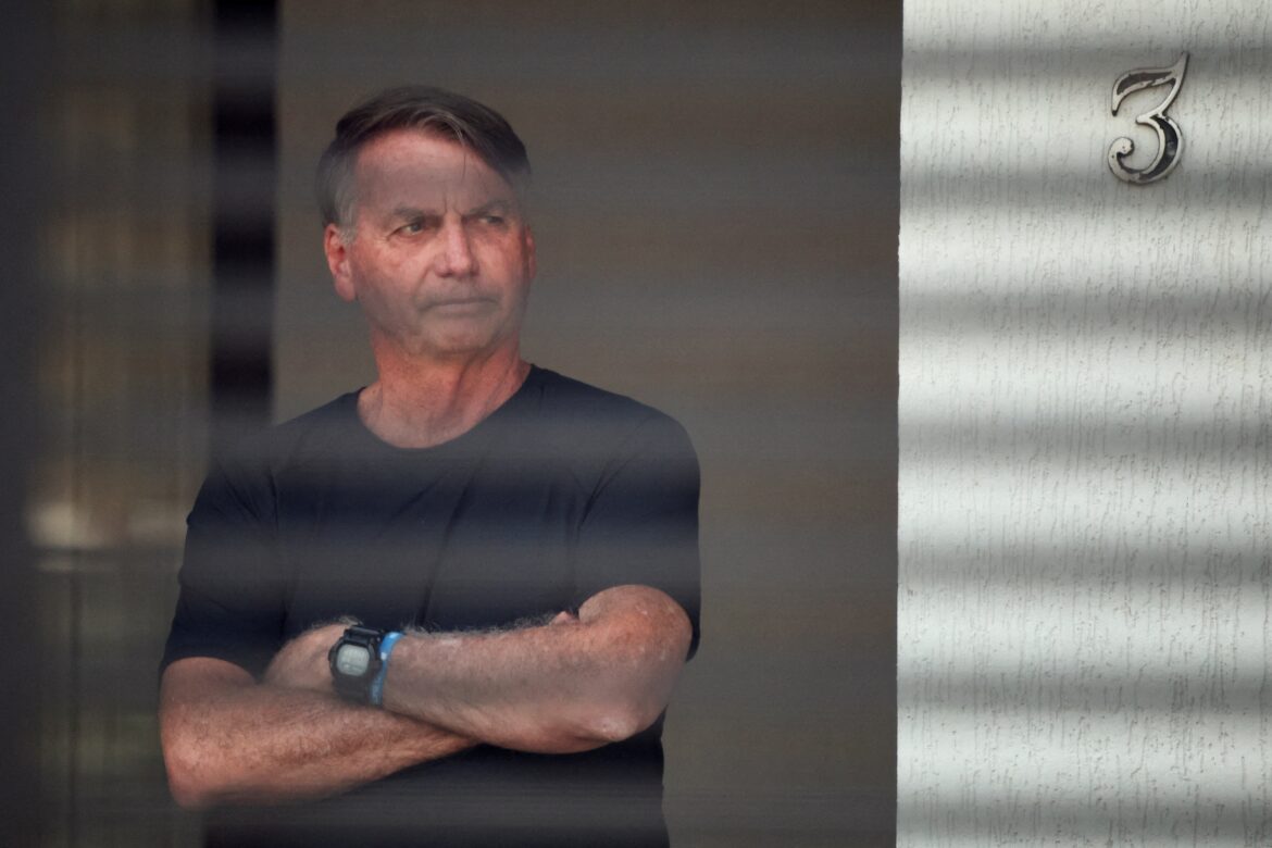 Dados econômicos e julgamento de Bolsonaro dominam as atenções — Focus político e econômico: economia do Brasil, dados dos EUA e julgamento de Bolsonaro geram destaque global.