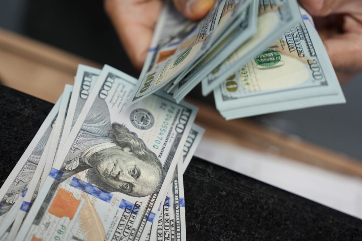 Dólar cai no exterior com foco em Fed e feriado nos EUA — Dólar recua no exterior em um dia marcado pelo feriado nos EUA, atenções voltadas ao Fed e possíveis mudanças tarifárias.