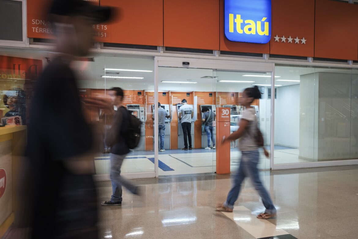 Itaú anuncia demissões no trabalho remoto — Itaú realiza demissões após revisão de condutas no trabalho remoto, citando padrões de produtividade e confiança.