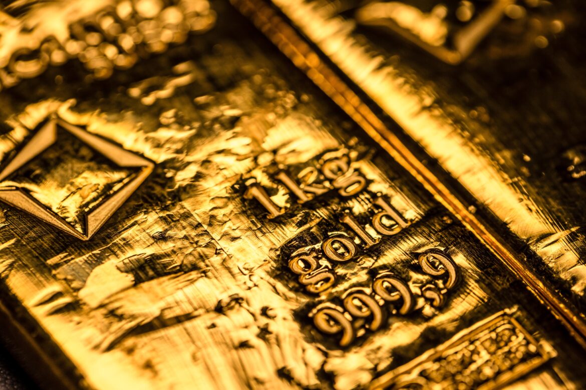 Ouro atinge recorde com dólar enfraquecido e alta demanda global — Ouro alcança valor recorde com dólar enfraquecido, forte demanda de bancos centrais e expectativas de juros menores nos EUA.