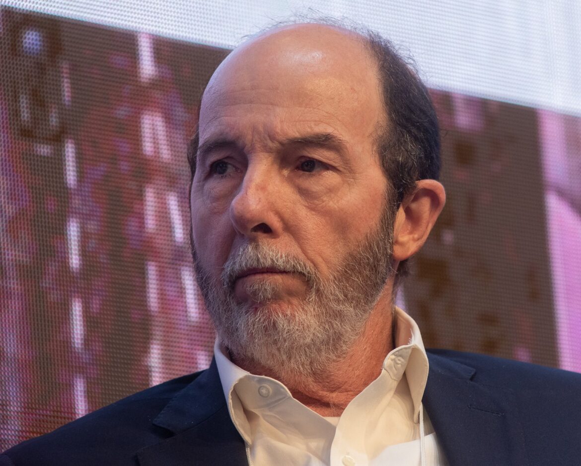 Polêmica sobre demissão de diretores do BC gera críticas de Arminio Fraga — Arminio Fraga critica projeto de demissão de diretores do BC, chamando-o de "coisa de republiqueta" e alertando sobre riscos.