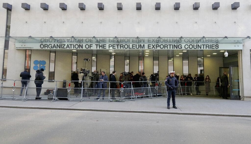 Preço do petróleo cai com possível aumento de produção da Opep+ — Preço do petróleo recua após possibilidade de novo aumento na produção pela Opep+, gerando impacto no mercado global.